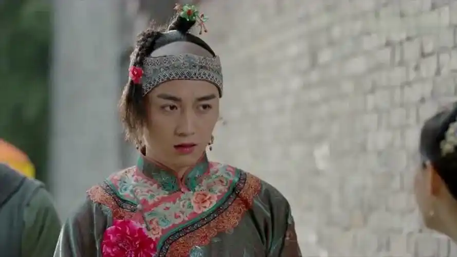 少爷愿赌服输接受惩罚,竟穿上女装上街游行,画面太美不敢看