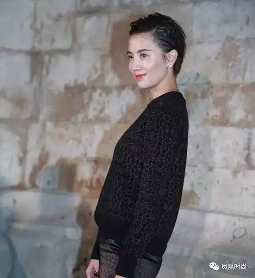 经过了一段叛逆画风之后,又染回了黑色,出席时尚活动搞成大背头的造型