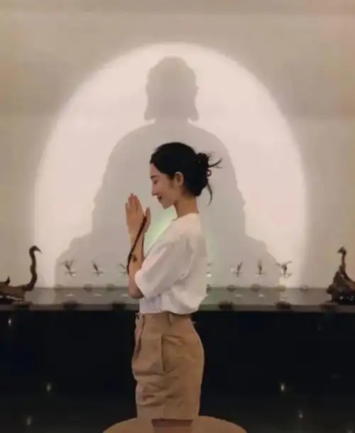 "佛媛"的8个迷惑行为,一个比一个离谱,有人还穿