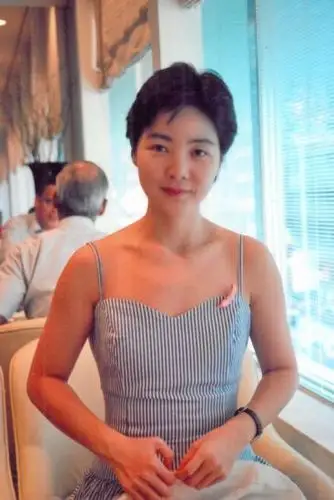 邓丽君当时常面容浮肿起粒粒,拒绝正光拍照,只允许背光而摄入镜