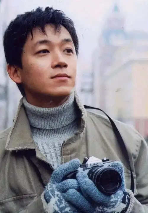 潘粤明与董洁离婚8年:他摆脱抑郁收获真爱,她带儿子苦度光阴