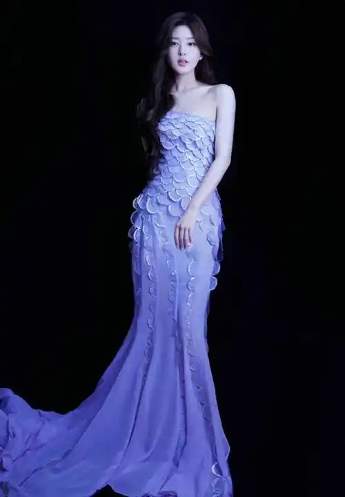 赵露思:长款高定礼服亮相法国南部欧舒丹假日花园,尽显优雅魅力