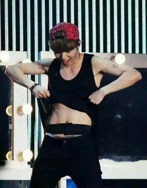 黄景瑜.一个字,标准!▲刚出道的吴亦凡kris.