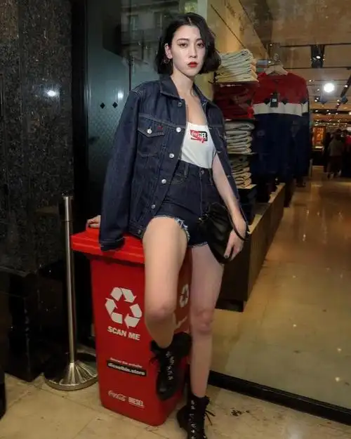 周杰伦mv女主三吉彩花棕色嘴唇高马尾完全看不出清纯样子