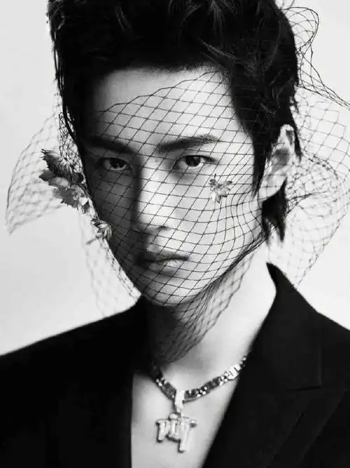 王一博黑色系光影大片