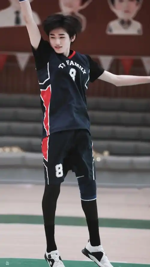 宋亚轩 治愈笑颜#穿8号球衣的男孩在我隔壁班他在球场上挥洒着汗篮球