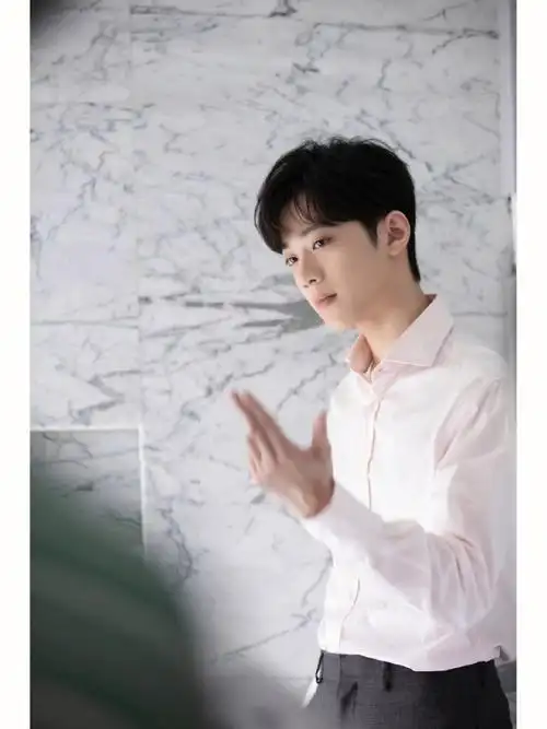 赖冠霖  我惊羡人间烟火花开满,偏偏走不到月圆.