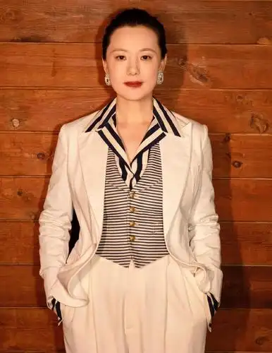 50岁咏梅越老越有韵味,长裙造型奢华高级,"影后"长相真大气|咏梅|影后