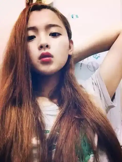 杨超越旧照曝光偏爱黄发