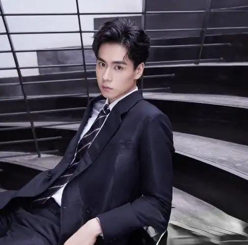 男生穿西装搭配什么发型 帅气时尚短发展现男士魅力