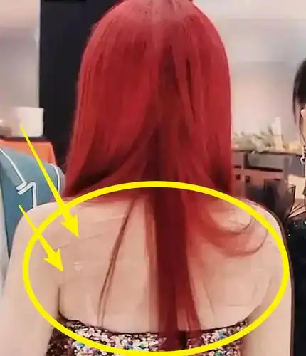 the9喻言后台纹身太抢镜,看清遮掩方式,网友直言还不如去洗掉?