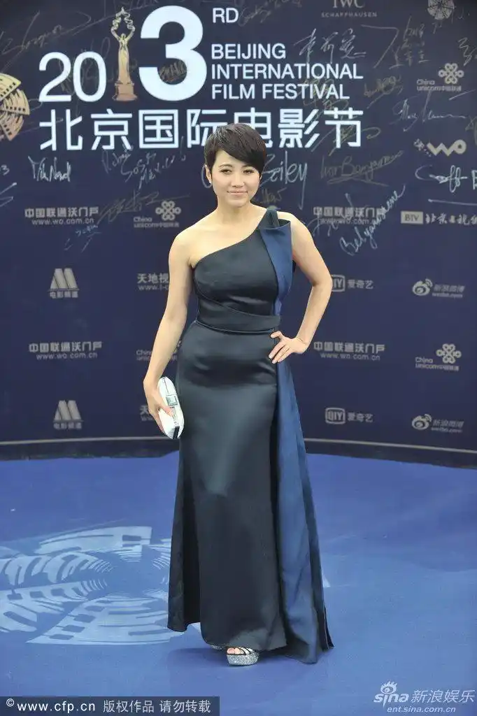 组图:《万箭穿心》剧组亮相 颜丙燕美裙抢镜_高清图集_新浪网