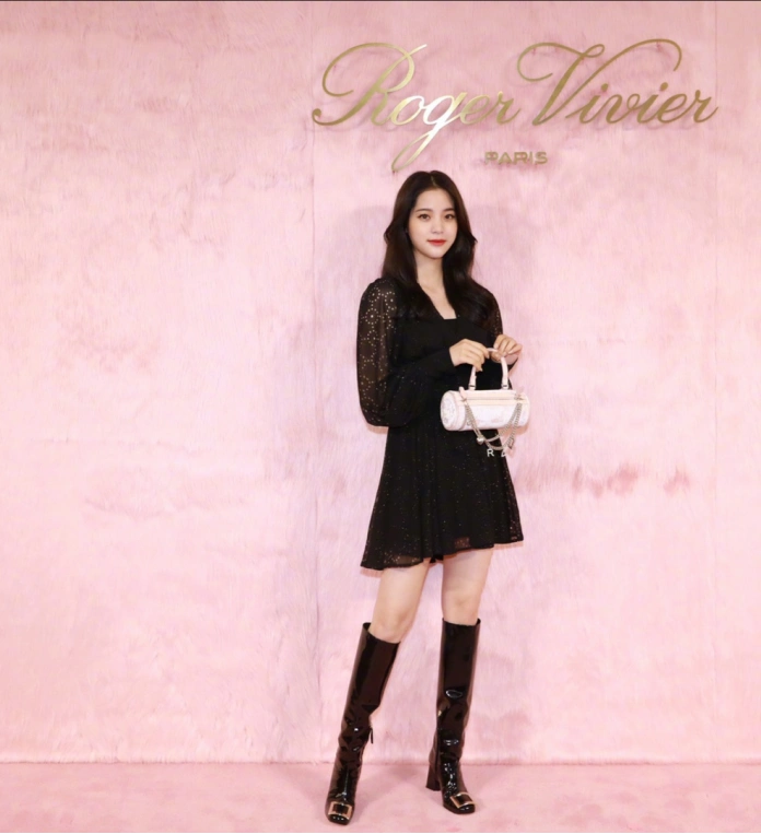 欧阳娜娜的女人味越来越浓了!穿黑色连衣裙配长靴,一头大波浪优雅至极