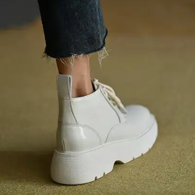 仙美迪白色厚底马丁靴女秋冬新款真皮及裸靴中跟短靴女