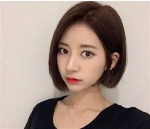 外翻齐耳短发是非常具有时髦感的一款发型,搭配侧分更能有气质,偏分