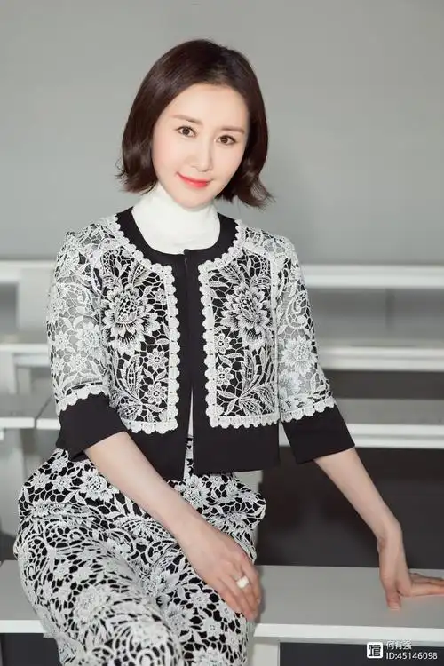 舒畅在"情人节"更新最新照片,衣服搭配和发型非常时髦减龄!