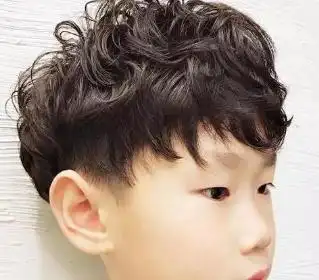 即人们常说的西瓜头,这种发型可以让男宝宝看上去更圆润且更可爱,让人