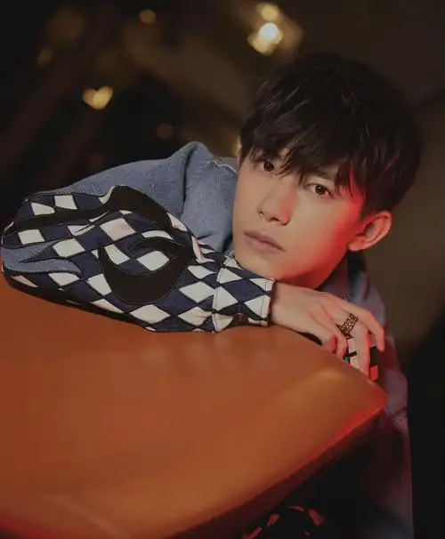 奇迹花絮发布易烊千玺被临时点名他紧张到摸腿毛缓解尴尬