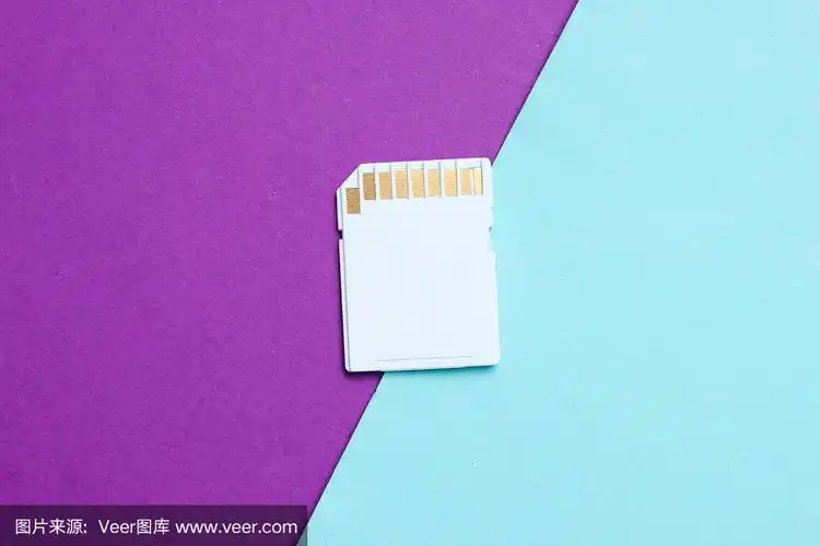 迷你sd存储卡上的蓝色紫色纸背景近景