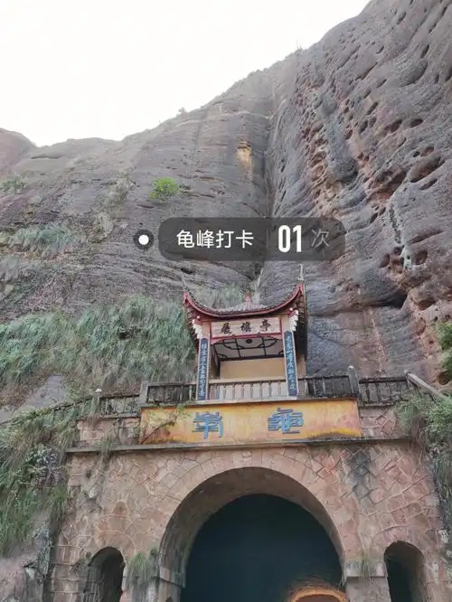 早上九点四十到弋阳火车站坐2路直达龟峰十点三十到景区,四十办好手续