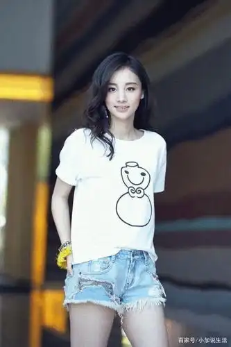 气质女神章龄之,端庄优雅大方,完美身材令人羡慕!