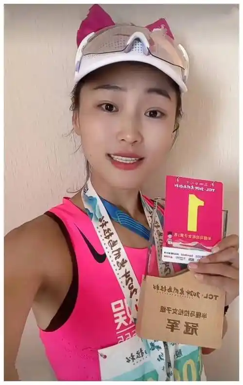 至于女子半程马拉松的比赛中,"半马女神"殷晓雨夺得桂冠,号码为b1271