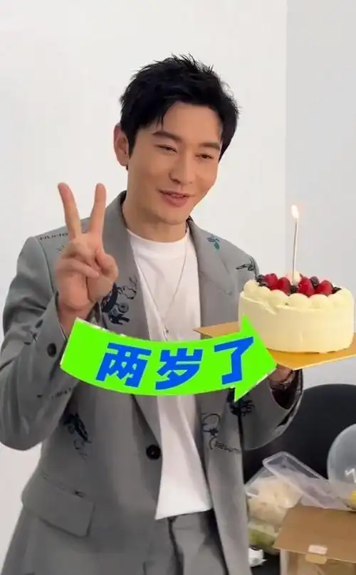 黄晓明生日携小海绵参加亲子活动,大方与baby好姐妹合照气氛愉快