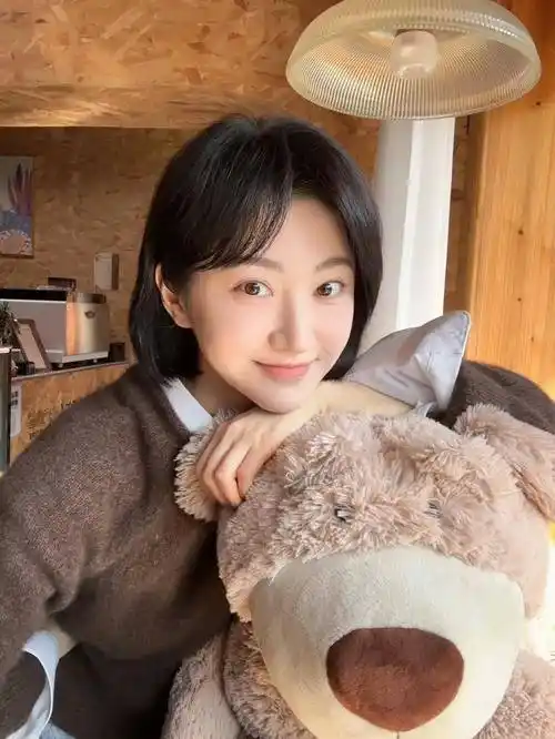 36岁景甜素颜照差点没认出,单身生活过的很充实