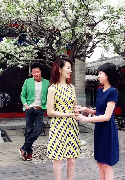 胡军与女儿嘴对嘴亲吻 14岁女儿九儿私照曝光(28)