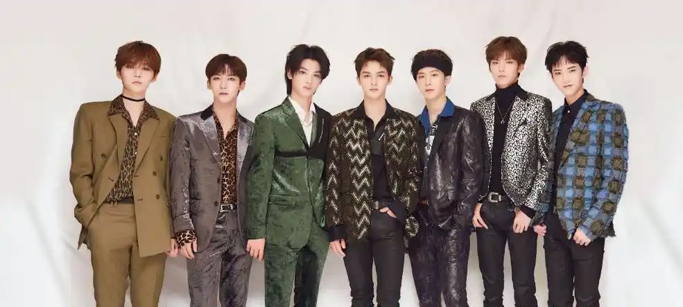 男星跨年演唱会同台比帅,鹿晗蔡徐坤眼神深邃,乐华七子气质十足