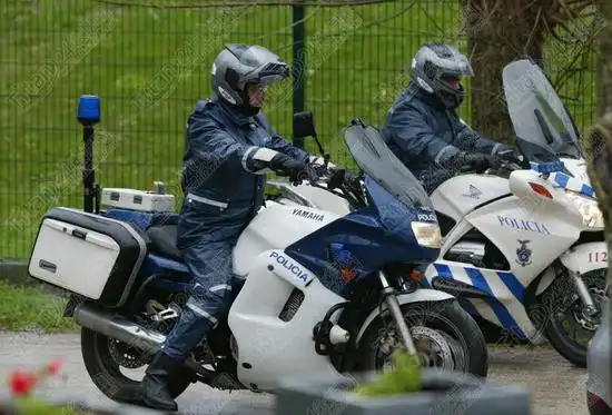 独家图击:葡萄牙警察为国足保驾护航 吃住皆满意