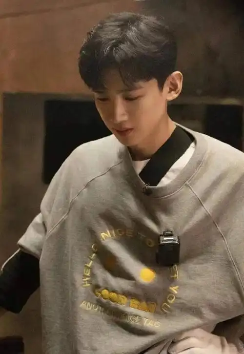 白敬亭在8000万豪宅请何炅吃火锅24年春晚唱上春山被网暴