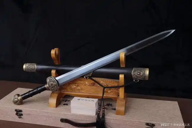 龙泉宝剑 剑乃正义 寓意镇宅接福 以花纹钢手工锻打 精细研磨