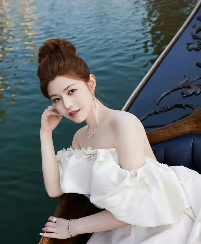 抹胸白色礼服,美的发光! 676767#陈妍希