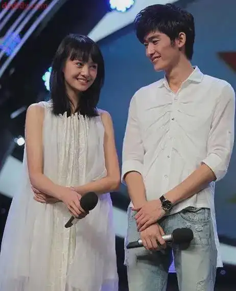 2014年,受不了内心煎熬的郑爽,单方面提出与张翰分手,两人多年恋情也