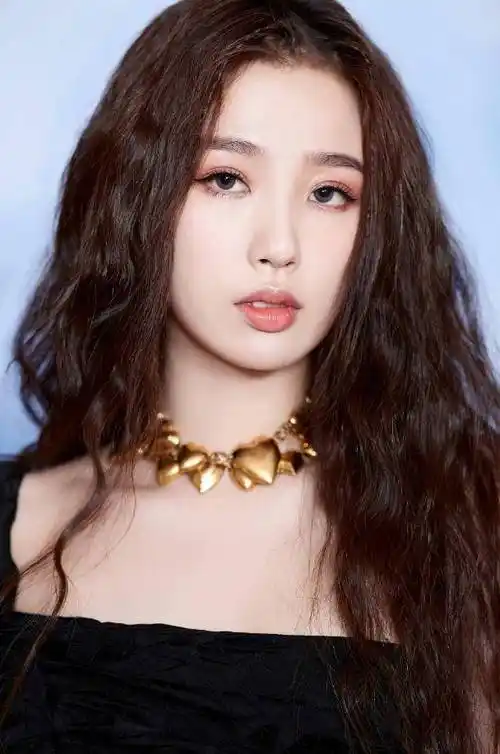 虞书欣锁骨短发冷艳俊美一改以往甜美风金丝衬衫太过晃眼了