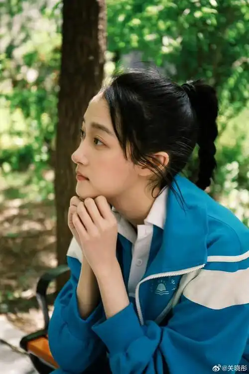 关晓彤蓝色校服造型