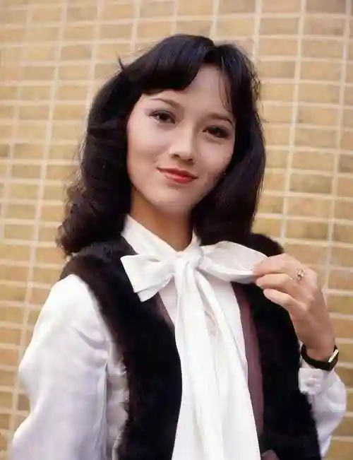 原创赵雅芝晒年轻时期的照片年代感十足网友想起了小时候的贴画