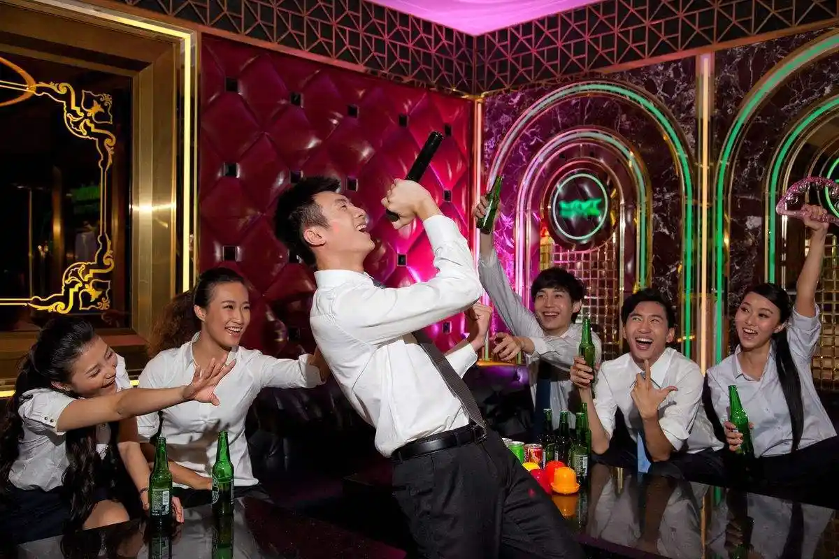 同学聚会男生提议去ktv男a女免女生少来这套老娘有钱