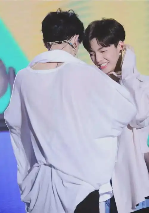 陈立农和朱正廷基情亲嘴游戏,网友:基情四射,不敢直视!