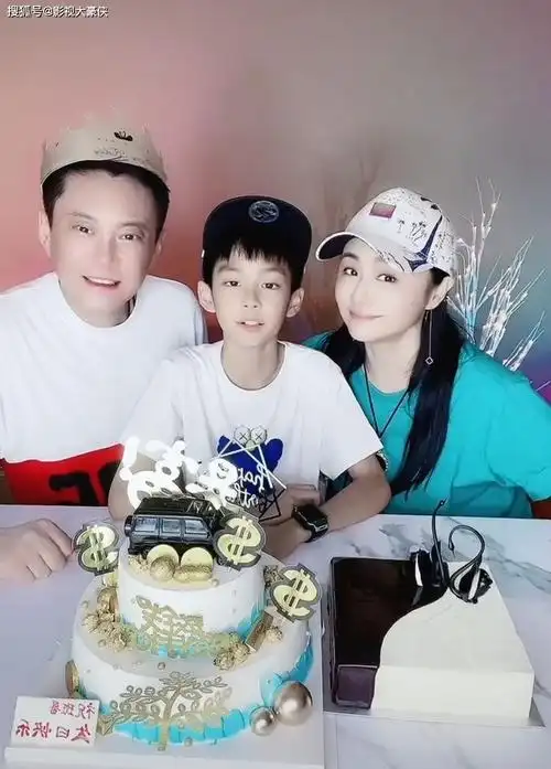 前段时间曹颖还在某社交平台发布了给丈夫庆生的视频,一家三口其乐融