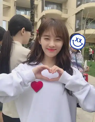 鞠婧祎用比心手势拍照,甜美的笑容尽显阳光自信的力量.
