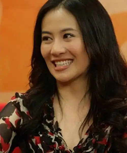 她曾是古装第一美人,被狗咬毁容后,如今40岁靠演新女人翻身_李依晓