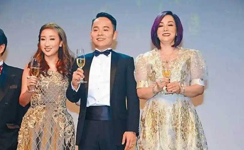 毛玉萍:助老公成首富后不听话,成龙为她求情,现送儿子1.