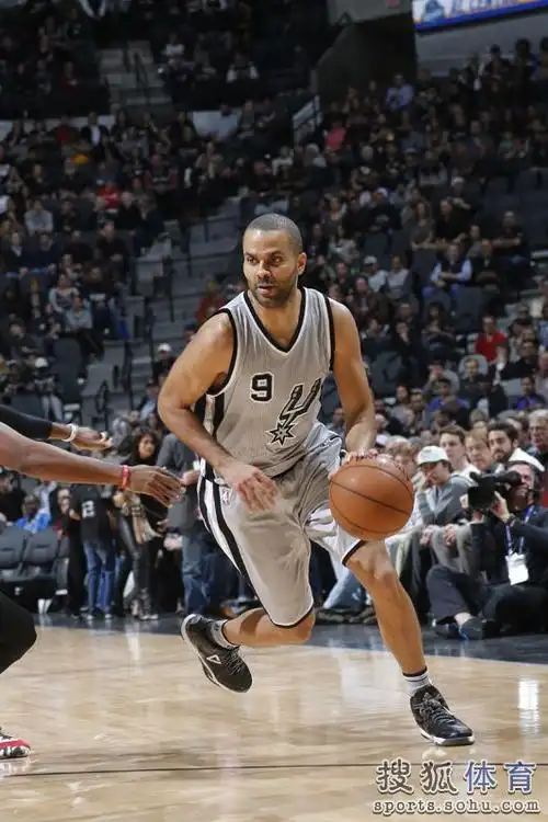 高清:马刺战快船 保罗帕克大秀突破格里芬单打