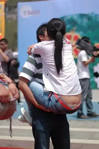 看客们真是过足了眼瘾喝足了口水……别小看接吻比赛,这可是一种耐力