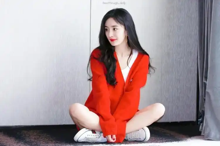 杨幂壁纸:率性洒脱又风情万种的幂幂,连眉眼之间都是这么靓丽