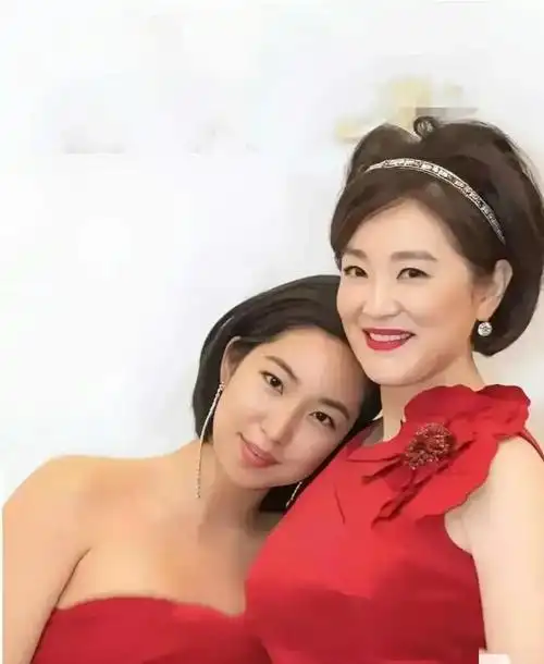 林青霞一家五口全家福,三个女儿完全绕开了她的优良基因!