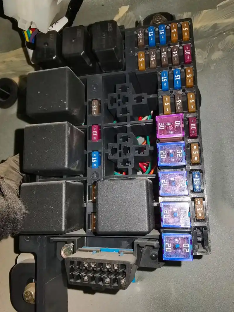 御捷电动汽车330雨刮保险丝自己更换