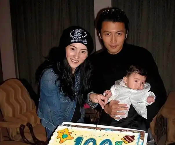 张柏芝晒视频为三胎儿子庆生,侧颜,后脑都像极了前夫谢霆锋_孩子